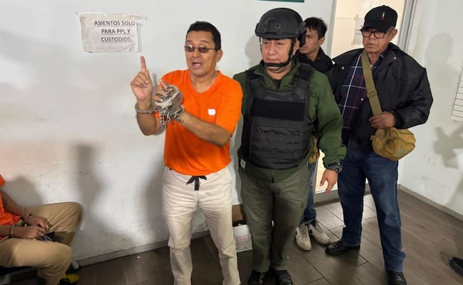 Artículo 19 condena prisión domiciliaria contra periodista en Veracruz; imágenes lo muestran esposado rumbo a audiencia