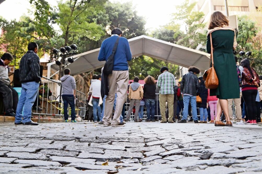 El primer Festival de Jazz se llevó a cabo en tres escenarios que fueron montados en las calles Génova y Hamburgo. Entre la multitud que acudió se distinguían huecos, justo en las zonas donde había hoyos o levantamiento del suelo. (FOTO: BERENICE FREGOSO)