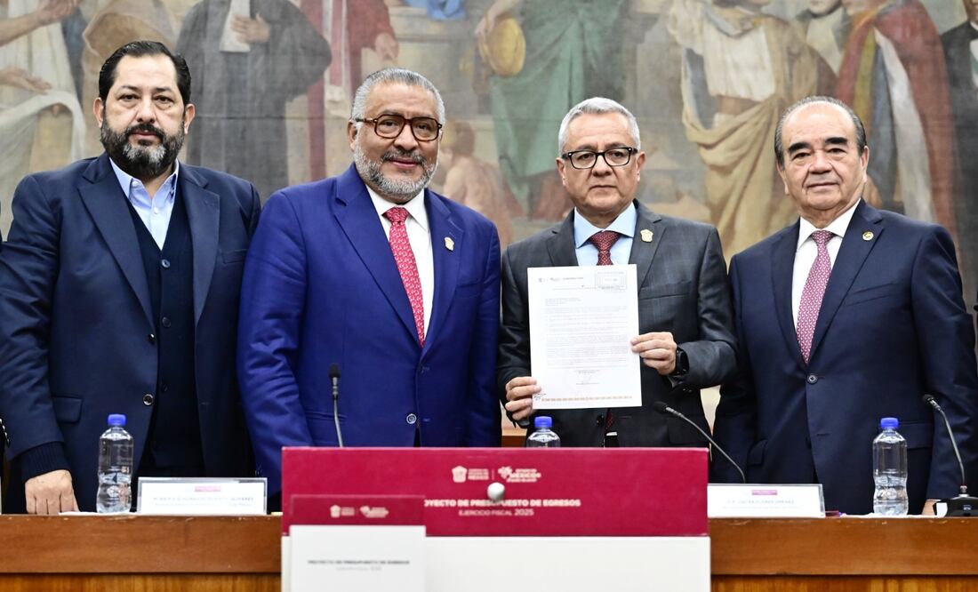 El Paquete Fiscal 2025 fue entregado a los diputados locales por el Secretario de Finanzas Oscar Flores Jiménez y el Secretario General de Gobierno, Horacio Duarte Olivares. (Foto: especial)