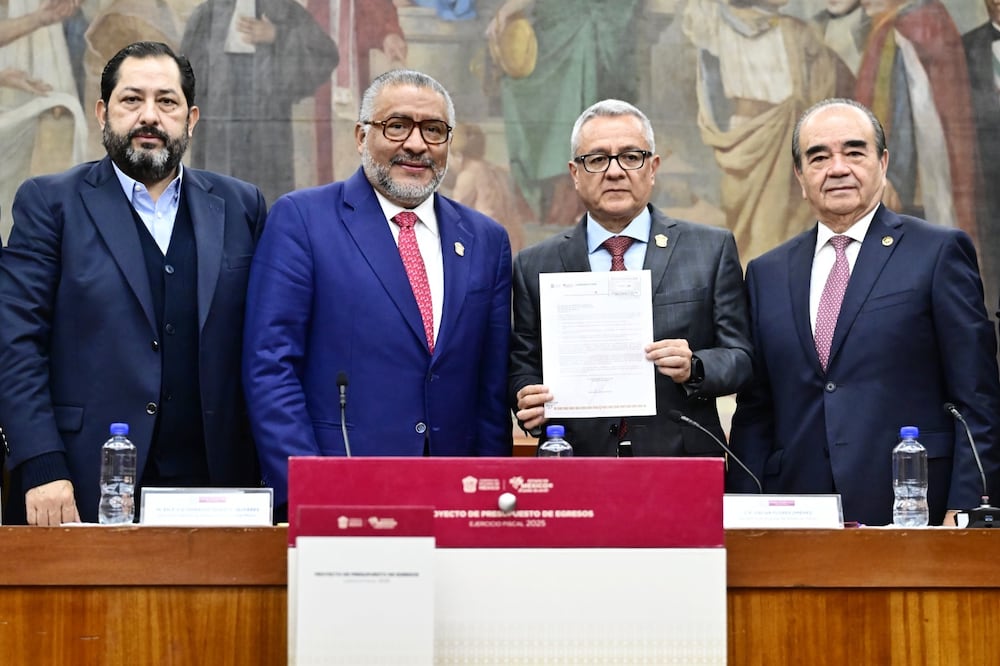 El Paquete Fiscal 2025 fue entregado a los diputados locales por el Secretario de Finanzas Oscar Flores Jiménez y el Secretario General de Gobierno, Horacio Duarte Olivares. (Foto: especial)