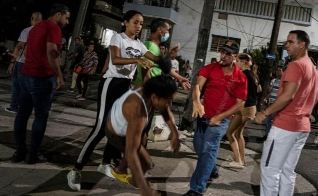 Una cubana cae al suelo tras ser agredida en octubre de 2022 en La Habana por un policía cubano vestido de civil, en la represión a una protesta en contra del gobierno de Cuba. Foto: AP