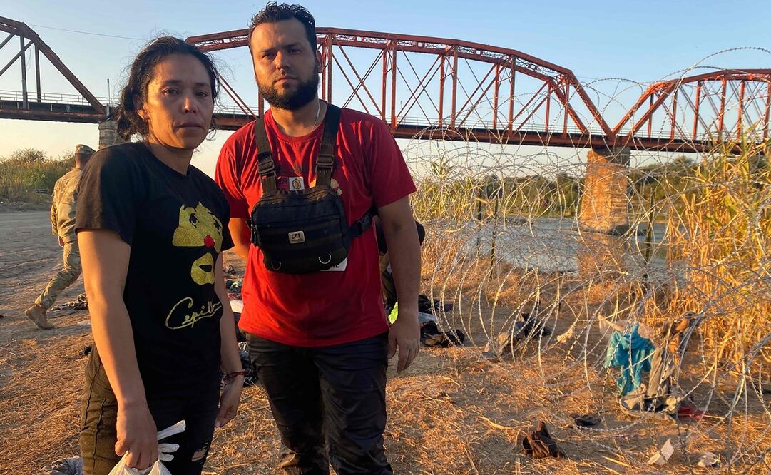 Los migrantes venezolanos Leidys Peña y Alejandro Urdaneta posan mientras se entregan a las autoridades la madrugada del 23 de septiembre de 2023, después de cruzar desde México en Eagle Pass, Texas. Foto: AFP
