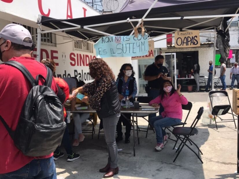 En plantón permanente, trabajadores del ayuntamiento de Naucalpan esperan el pago de sus salarios 