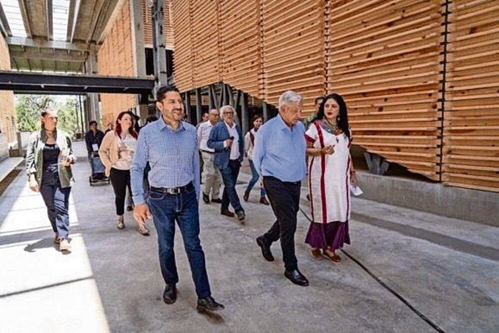 El presidente Andrés Manuel López Obrador recorrió Chapultepec junto con el jefe de gobierno de la CDMX, Martí Batres, y la secretaria de Cultura, Alejandra Frausto. Foto: Secretaría de Cultura