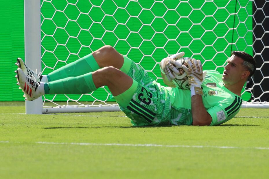 Emiliano "Dibu" Martinez ataja, durante la final del Mundial de 2026 entre España y Argentina - Foto: AP