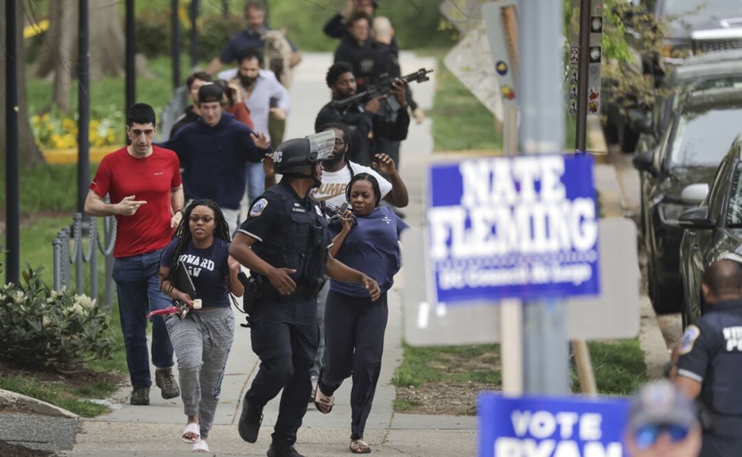 La Policía Metropolitana escolta a las personas lejos de la escena de un tiroteo en la parte noroeste de la ciudad el 22 de abril de 2022 en Washington, DC. Foto: AFP