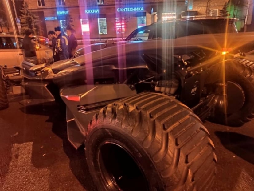 Detienen a falso Batman por conducir el Batimóvil en Rusia