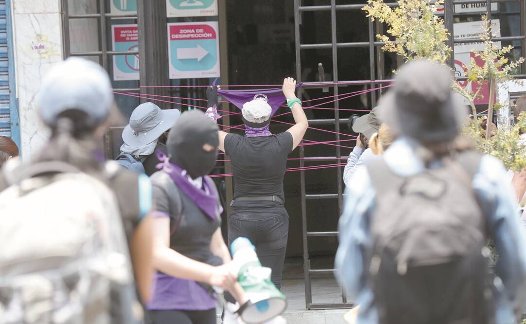 Mujeres colocaron cordones en la puerta de la secretaría. Foto: ESPECIAL