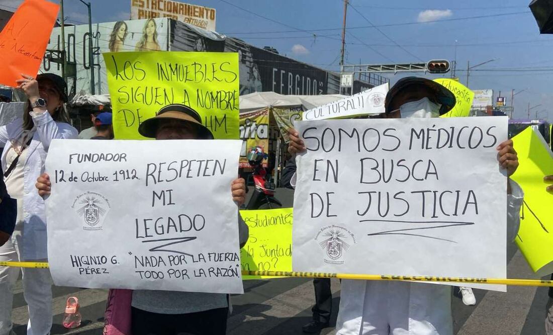 Personal administrativo del Hospital Escuela de la Libre de Medicina Homeopática, se manifestaron para protestar contra la decisión gubernamental de transformar su escuela en un albergue para migrantes. Foto: Juan Carlos Williams