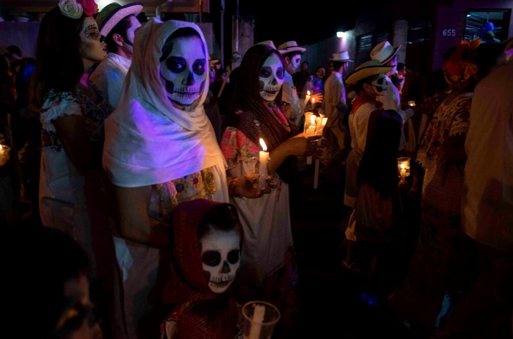 Cientos de personas asistieron al "Paseo de las Ánimas" celebrada esta noche en céntricas calles de Mérida y el Cementerio General. Foto cortesía Cuauhtémoc Moreno Cabrera