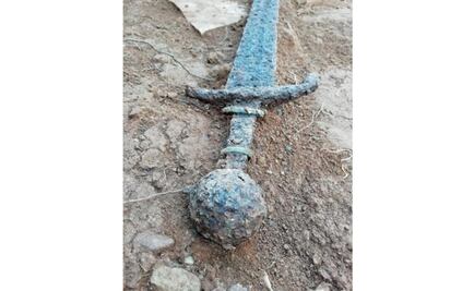 Encuentran espada medieval en un castillo de España