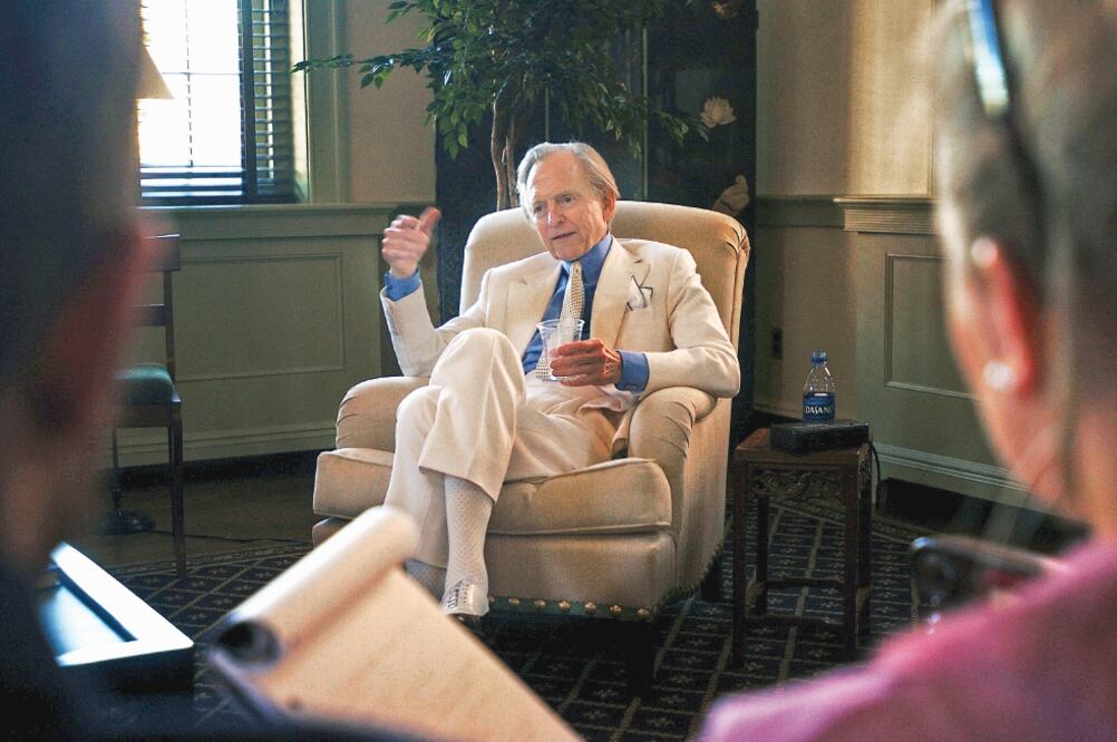 Dandy, elegante, ataviado siempre con trajes impecables y sombrero, Tom Wolfe trabajó en medios como La Unión de Massachusetts, The Washington Post, Esquire y The New York Herald Tribune (AP)