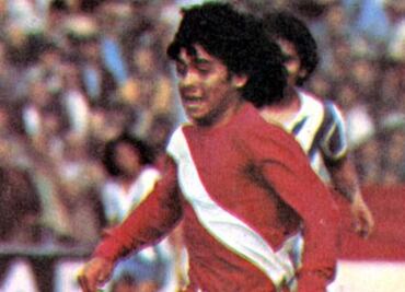 Diego Armando Maradona, a 45 años de su debut