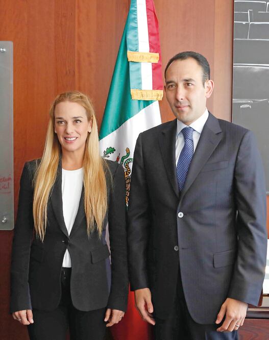 La activista venezolana Lilian Tintori se reunió con el presidente de la Mesa Directiva de la Cámara Alta, Roberto Gil Zuarth, y con integrantes de otros partidos políticos para exponer su campaña en favor de la democracia en su país (SENADO)