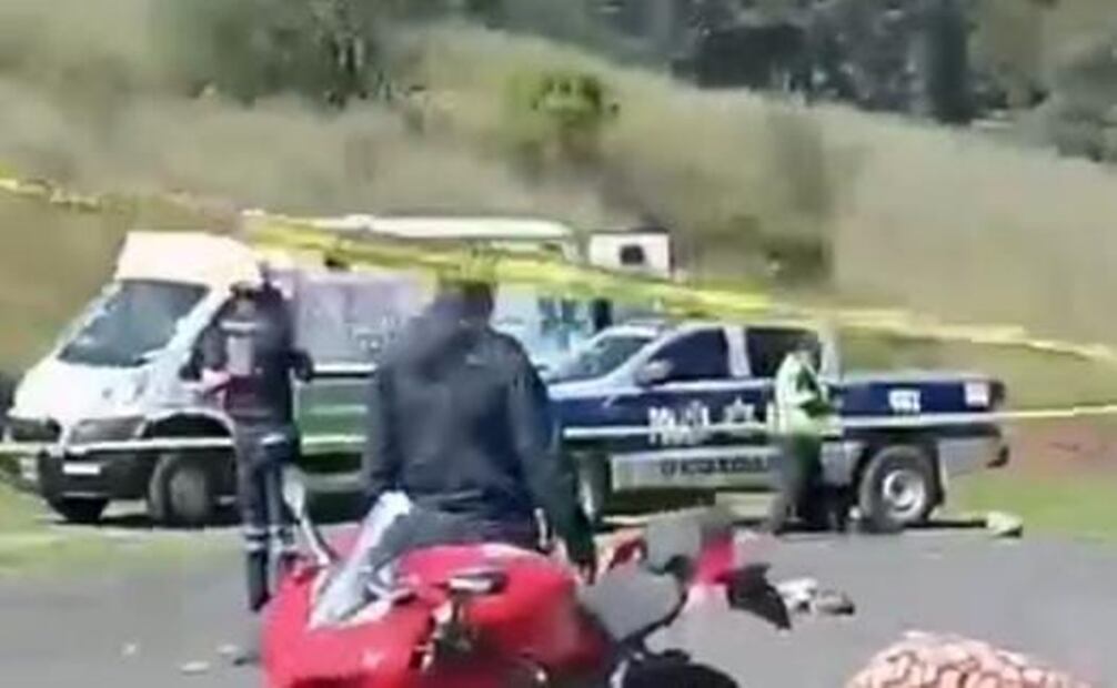 Un motociclista que viajaba acompañado de una mujer fue asesinado cuando circulaban por la Carretera La Marquesa – Tenango. Foto: Especial.