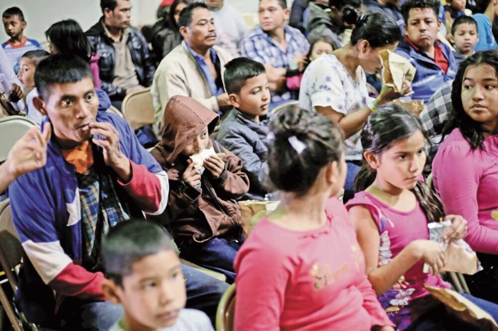 Migrantes centroamericanos, que fueron liberados por la Oficina de Aduanas y Protección Fronteriza, obtuvieron refugio ayer en la iglesia Vino Nuevo, en El Paso, Texas. Foto: JOSE LUIS GONZALEZ. REUTERS