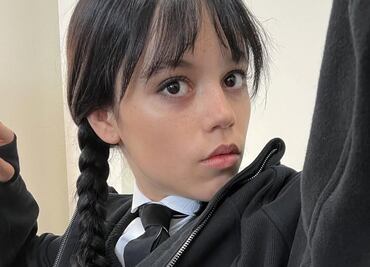 Jenna Ortega impacta con top de cuero y guantes voluminosos