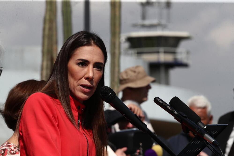 Mariana Moguel, hija de Rosario Robles, afuera de la cárcel de Santa Martha Acatitla. Foto: Diego Simón Sánchez
