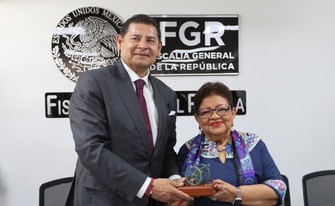La fiscal Ernestina Godoy en su visita a las instalaciones de la Fiscalía Federal en Puebla. Foto: Especial