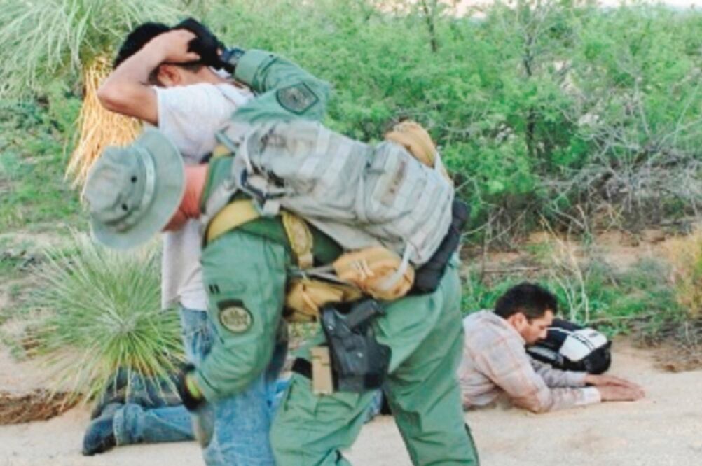 La patrulla fronteriza detuvo a 2 hondureños que esperaban ser trasladados a otro sitio de EU. (ARCHIVO EL UNIVERSAL)