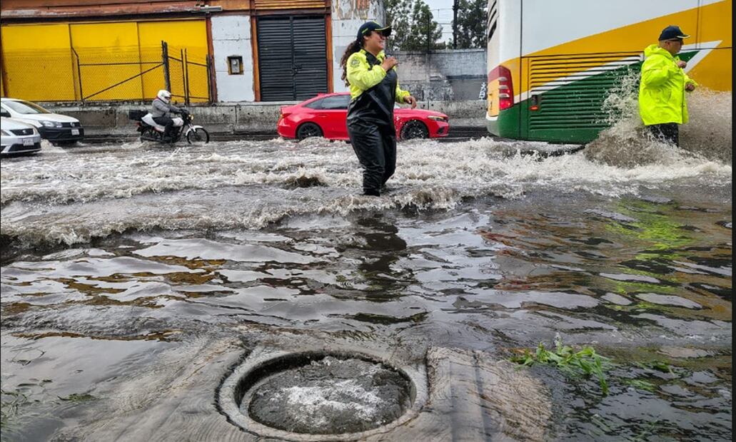Graves afectaciones se observan en la Calzada Ignacio Zaragoza tras las fuertes lluvias de la madrugada de este martes en la mayor parte de la Ciudad de México, el 12 de agosto de 2025. Foto: Luis Camacho/EL UNIVERSAL