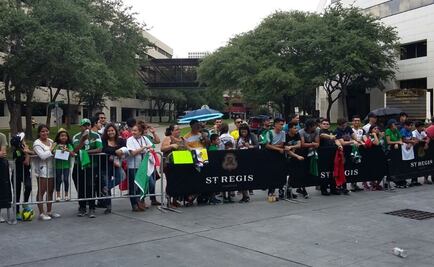 Mexicanos hacen todo por estar con los jugadores del Tri