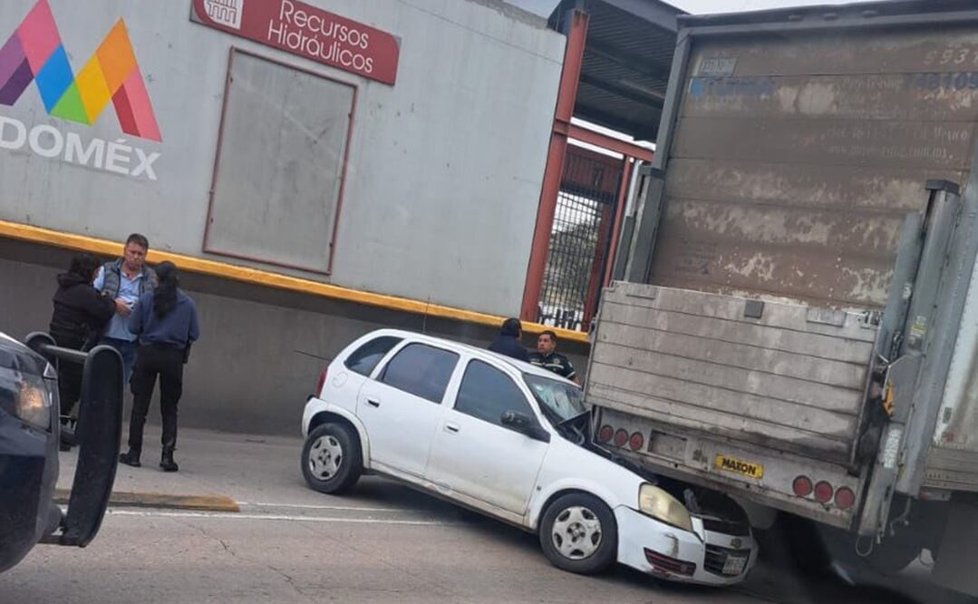 Los primeros reportes señalan que el conductor de un auto Chevy manejaba en el carril exclusivo del Mexibús y, en su intento por reincorporarse a la Vía José López Portillo, se impactó contra la parte trasera de un camión. Foto: Especial