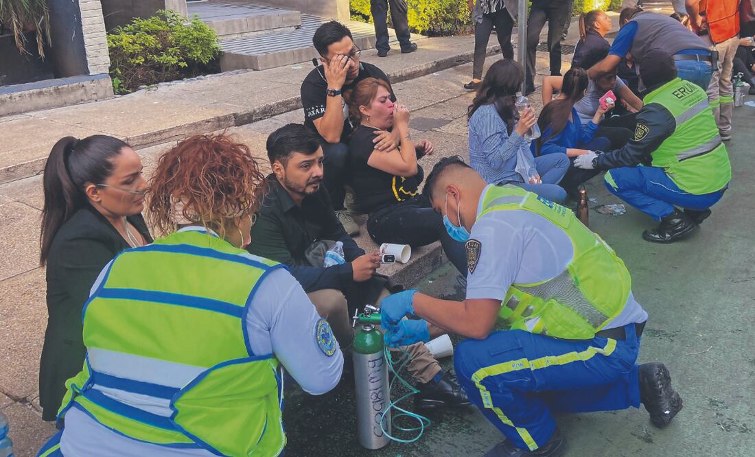 Tras la evacuación del edificio, paramédicos del ERUM atendieron a 42 personas. (21/01/2025) Foto: Juan Carlos Williams / El Universal