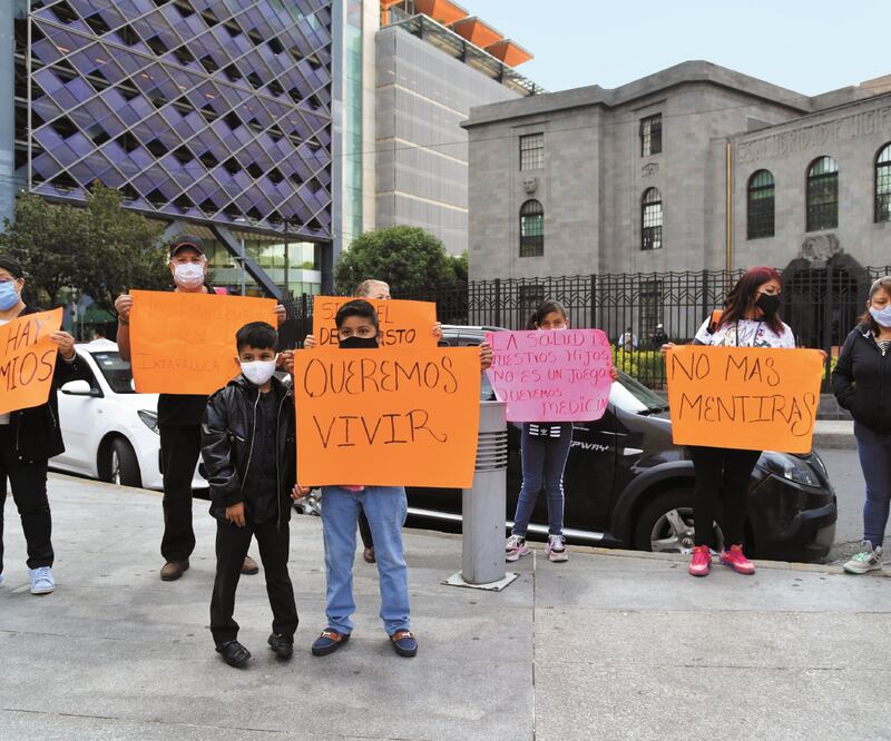 Padres de familia y niños con cáncer llegaron a la Ssa en Reforma y Lieja para protestar contra la indolencia de las autoridades. Foto: HUGO GARCÍA. EL UNIVERSAL