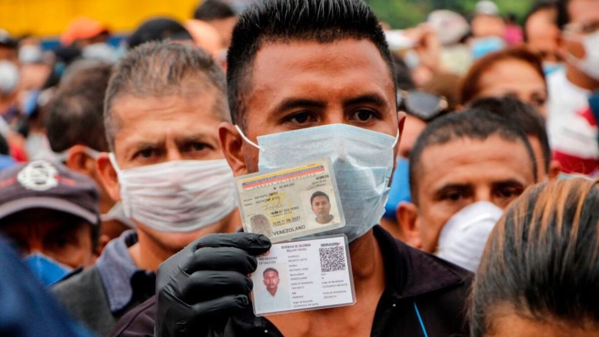 Venezolanos con mascarilla en el cruce fronterizo con Colombia en Cúcuta. Foto: Getty Images 