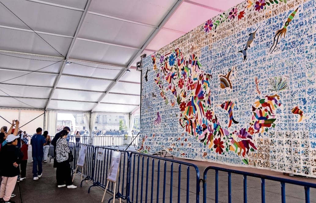 Frente al tenango originario de Hidalgo, cientos de personas admiran este domingo sus coloridos bordados que representan la flora y la fauna. Foto: Hugo Salvador / EL UNIVERSAL