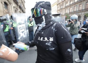 25N: Arriban contingentes a la plancha del Zócalo; bloque negro se enfrenta a policías