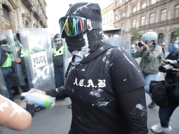 25N: Arriban contingentes a la plancha del Zócalo; bloque negro se enfrenta a policías
