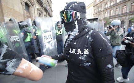 25N: Arriban contingentes a la plancha del Zócalo; bloque negro se enfrenta a policías
