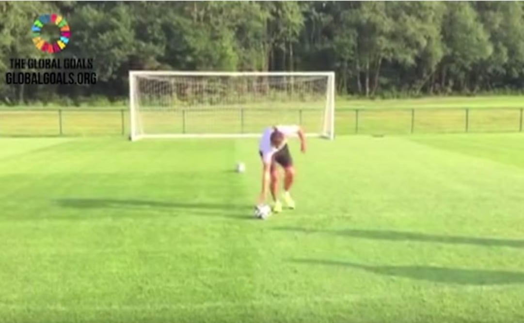 Video: Gareth Bale falla penal en reto