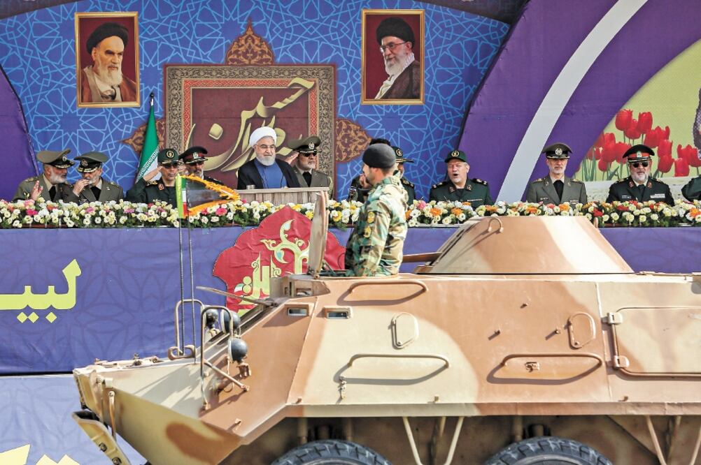 El presidente Hassan Rouhani (barba) y otros altos comandantes militares, durante el desfile militar de la Semana de la Defensa Sagrada en Teherán, que marca el aniversario del estallido de la guerra con Irak de 1980-1988. Foto/AFP