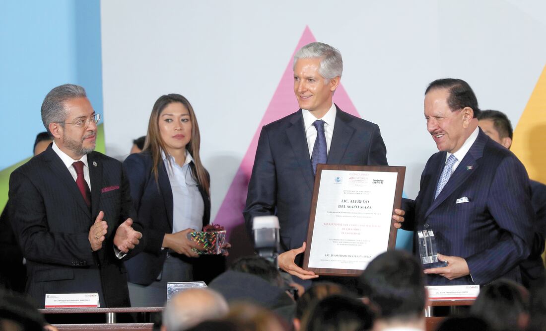 El Licenciado Juan Francisco Ealy Ortiz, Presidente Ejecutivo y del Consejo de Administración de EL UNIVERSAL, entregó ayer un reconocimiento por su apoyo al certamen de oratoria al gobernador Alfredo del Mazo Maza. FOTOS: JORGE ALVARADO. EL UNIVERSAL