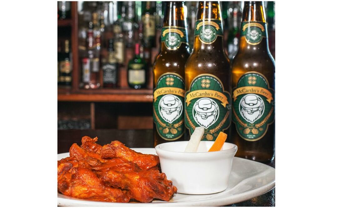 La combinación perfecta para este día es alitas y cerveza verde. (Foto: McCarthy’s Irish Pub)