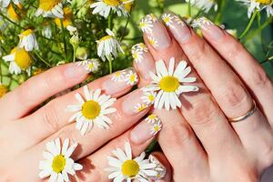 5 diseños de uñas de flores para esta temporada