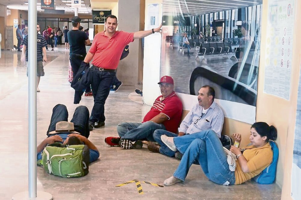 Mientras los pasajeros permanecieron en la terminal, la tripulación de la nave fue llevada a un hotel (AMALIA ESCOBAR. EL UNIVERSAL)