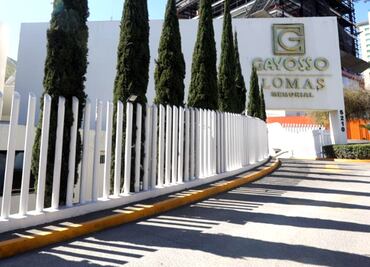 Familiares, amigos y alumnos dan último adiós a Carlos Urzúa