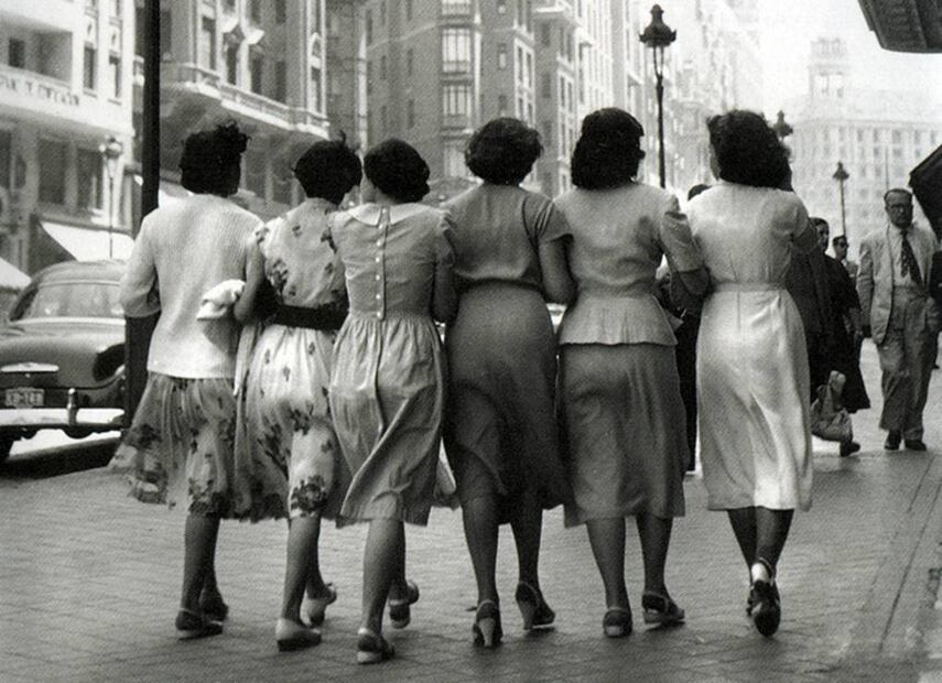 Una de las características de la moda en los años cincuenta fue la silueta de "reloj de arena" que todas buscaban resaltar, tanto en las blusas como en los vestidos. Archivo EL UNIVERSAL.