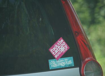 Por qué no debes pegar calcomanías en el vidrio trasero del auto