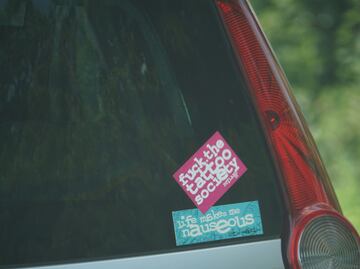 Por qué no debes pegar calcomanías en el vidrio trasero del auto