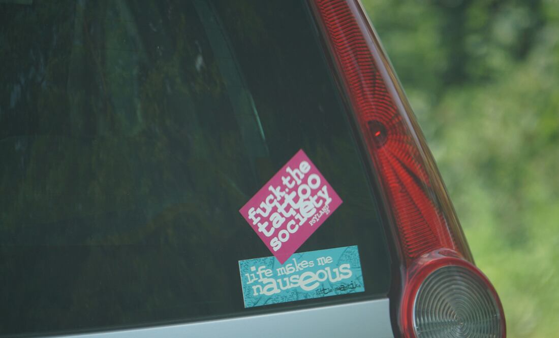 Las calcomanías en el vidrio trasero del auto pueden afectar un componente importante. Foto: Unsplash