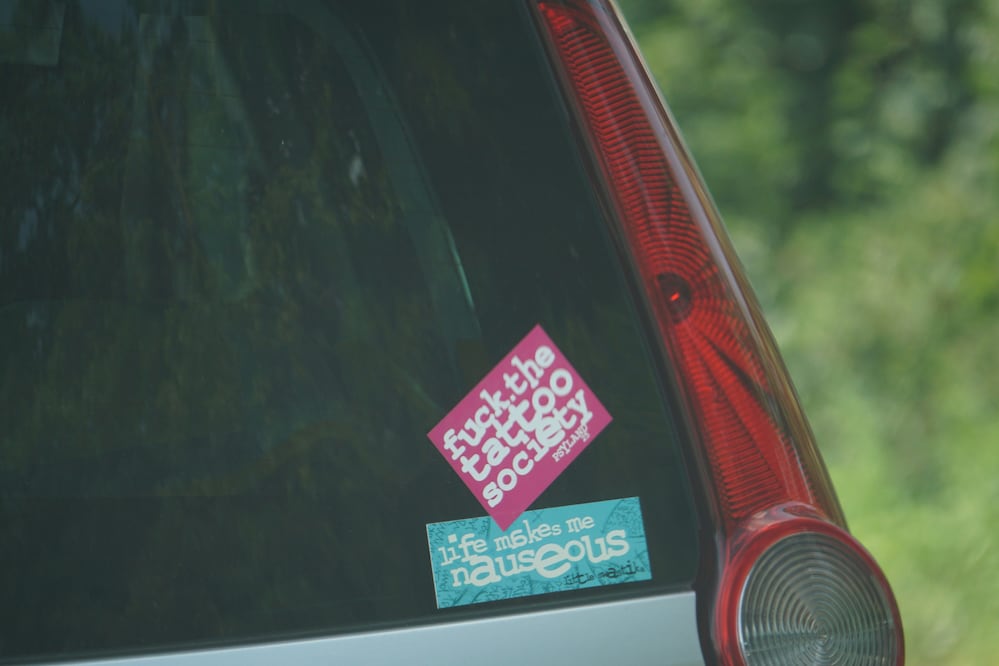 Las calcomanías en el vidrio trasero del auto pueden afectar un componente importante. Foto: Unsplash