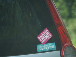 Por qué no debes pegar calcomanías en el vidrio trasero del auto