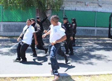 Conductores se enfrentan con policías por retiro de unidades en Ecatepec
