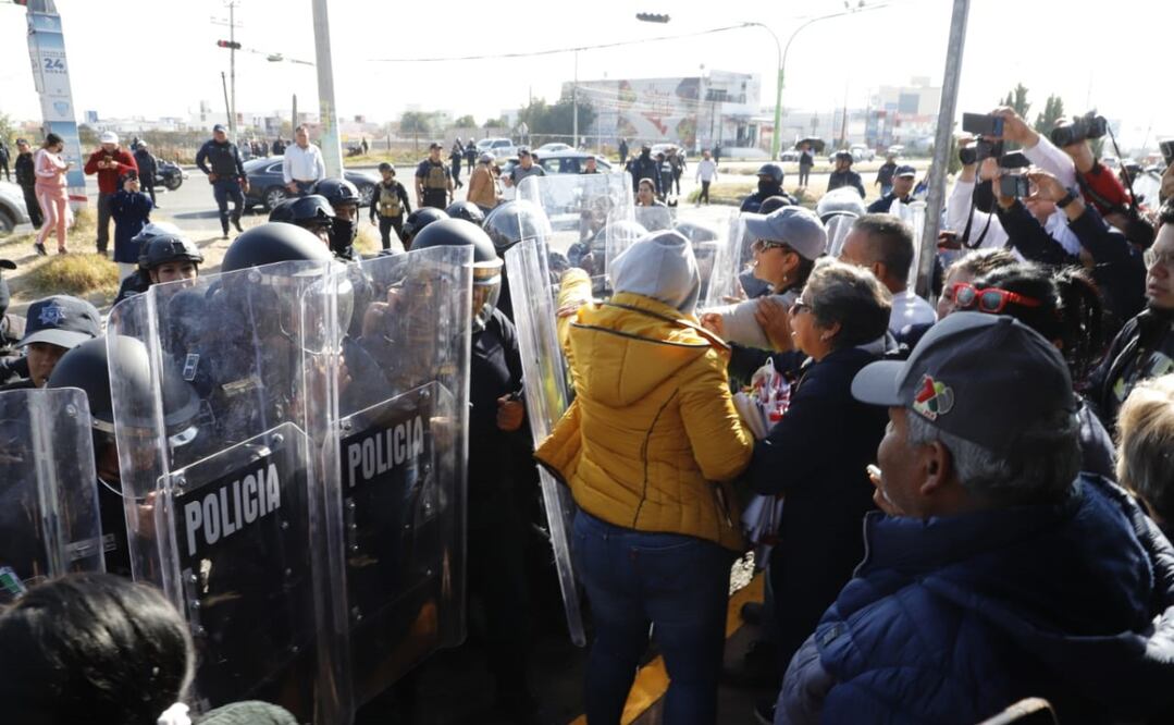 Los habitantes bloquearon el boulevard Santa Catarina de la carretera México-Laredo, en protesta contra la edificación de un albergue para migrantes. Foto: Especial
