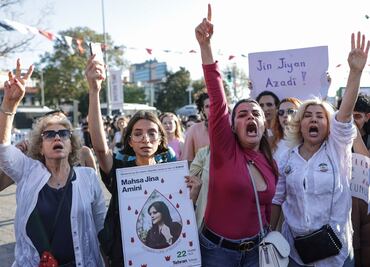 Feministas recuerdan en Turquía el aniversario de la muerte de Mahsa Amini